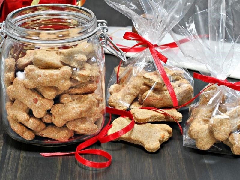 homemade doggie treats and Dog-Biscuit-Gift-Bags