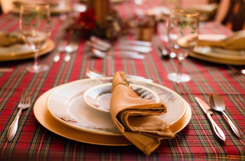 Christmas Table Setting with plaid table cloth