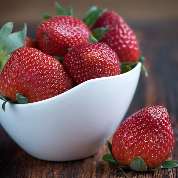 HOW TO FREEZE STRAWBERRIES:  Quick and Easy